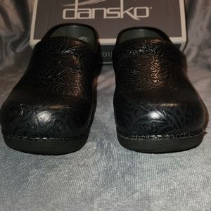Dansko XP 2.0 Paisley/Floral Clog Woman's size 38 Black